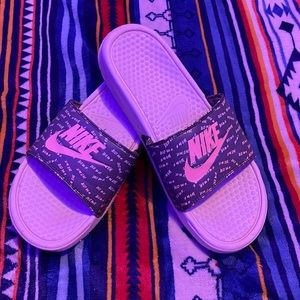 Nike slides barley worn amazing condition selling for 15$